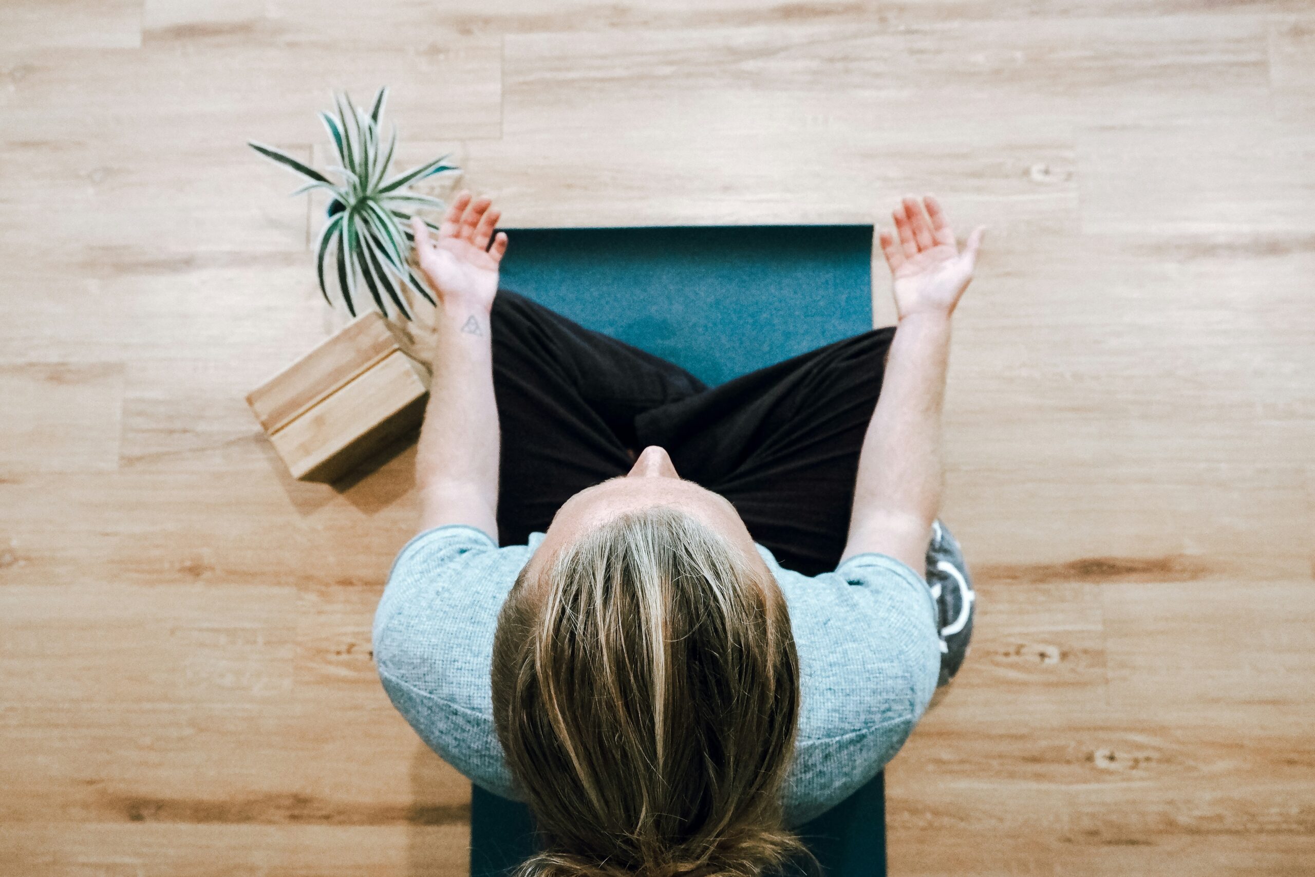 A view of a woman from above doing a hypnosis to transform her life